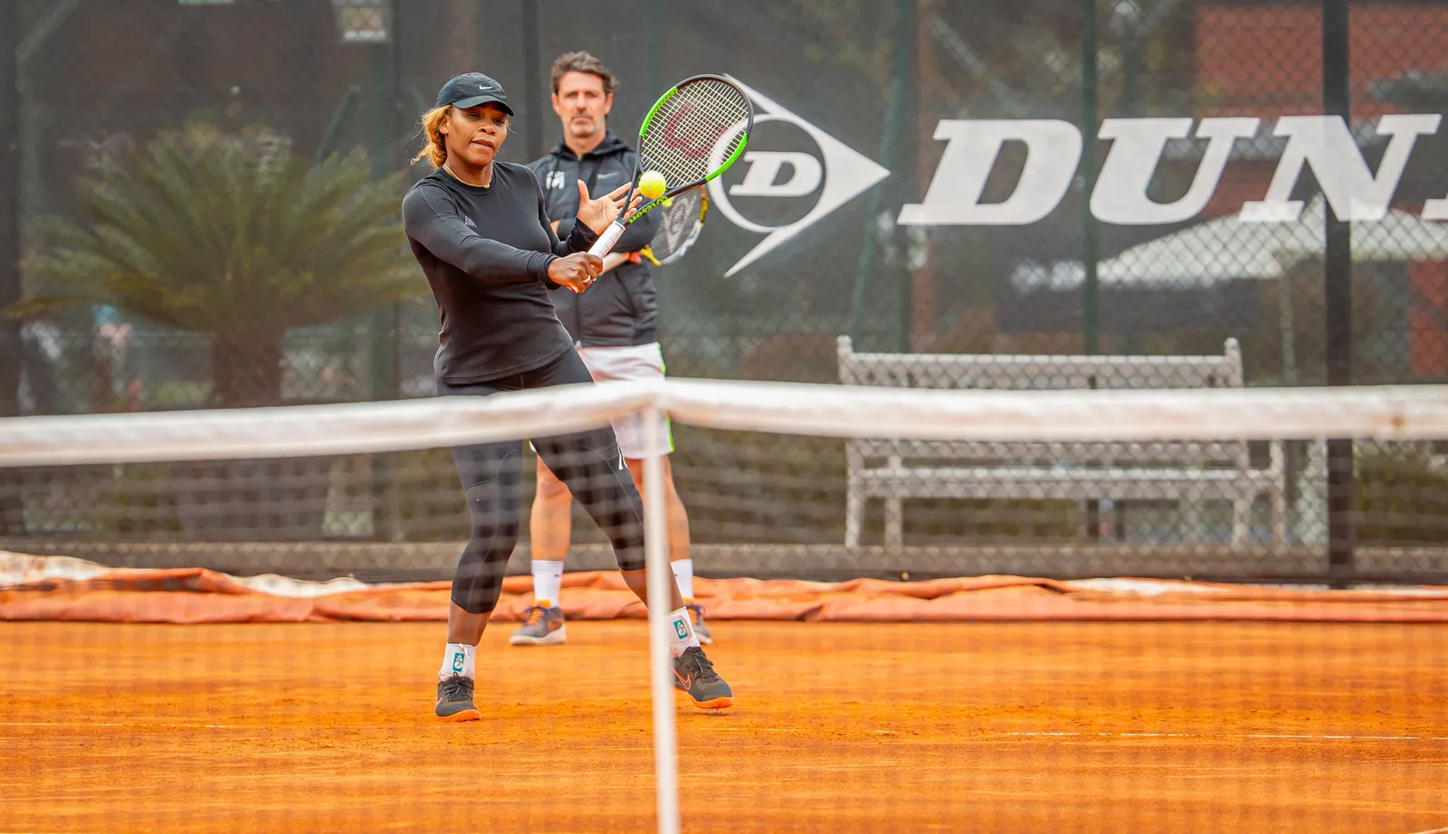 Serena Williams jouant une volée sur terre battue à la Mouratoglou Academy