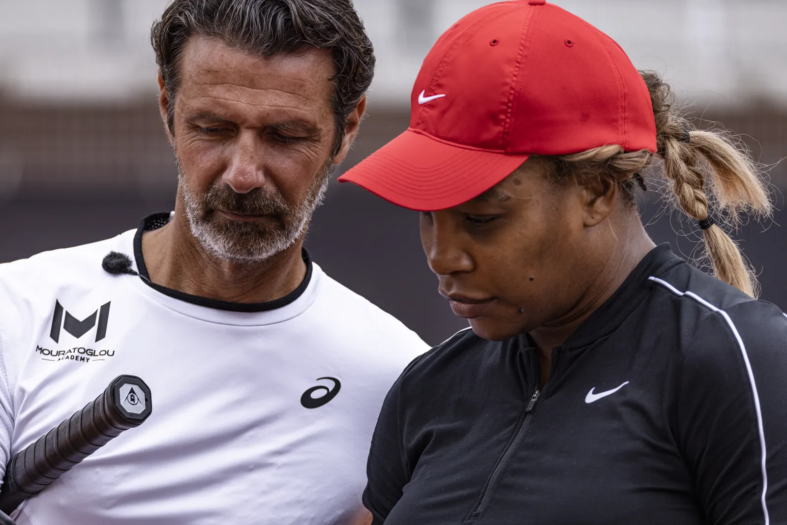 Serena Williams et Patrick Mouratoglou discutant à l’entraînement