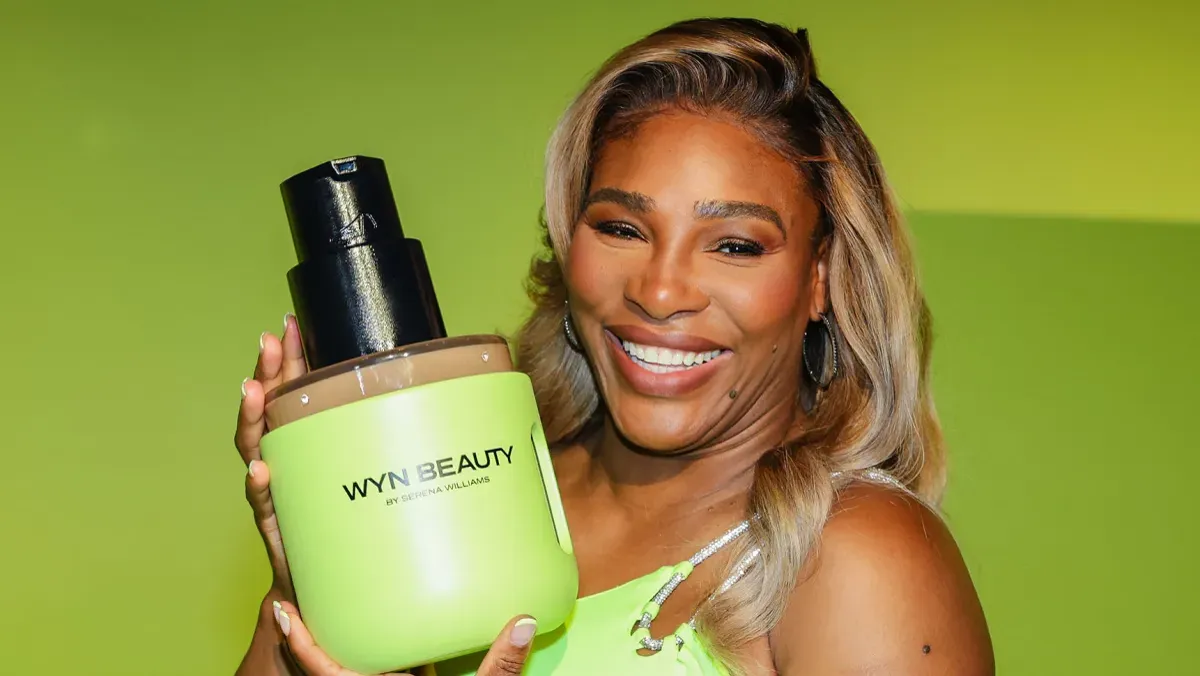 Serena Williams souriante tenant un produit WYN Beauty