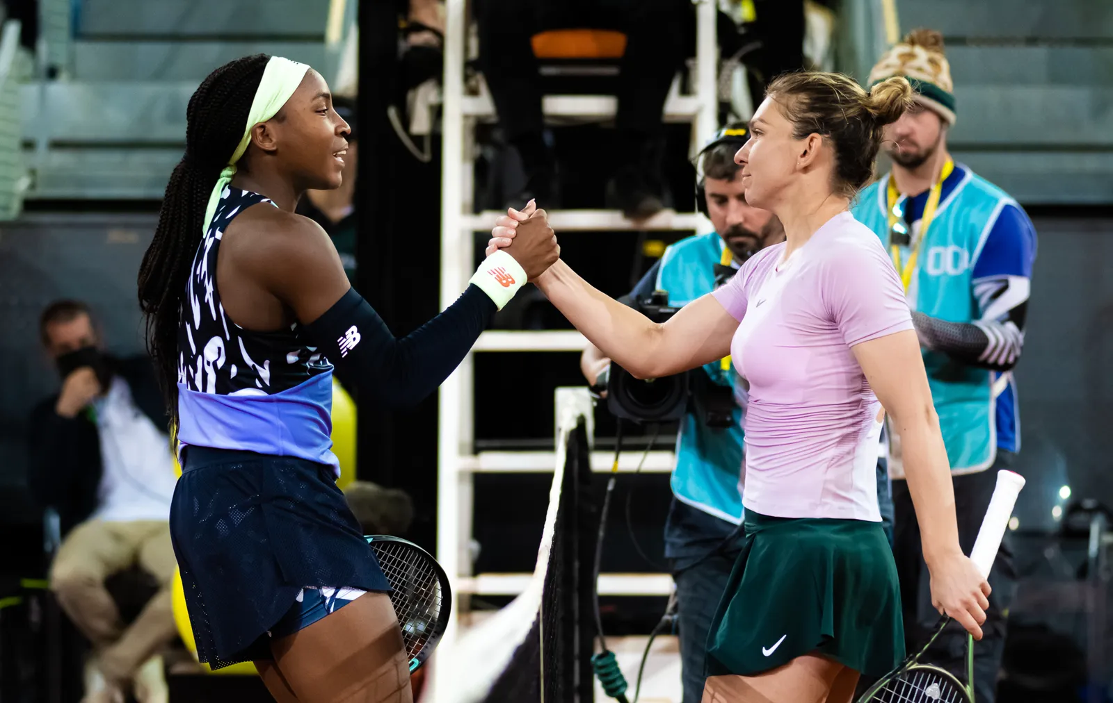 Simona Halep schüttelt Coco Gauff am Netz die Hand