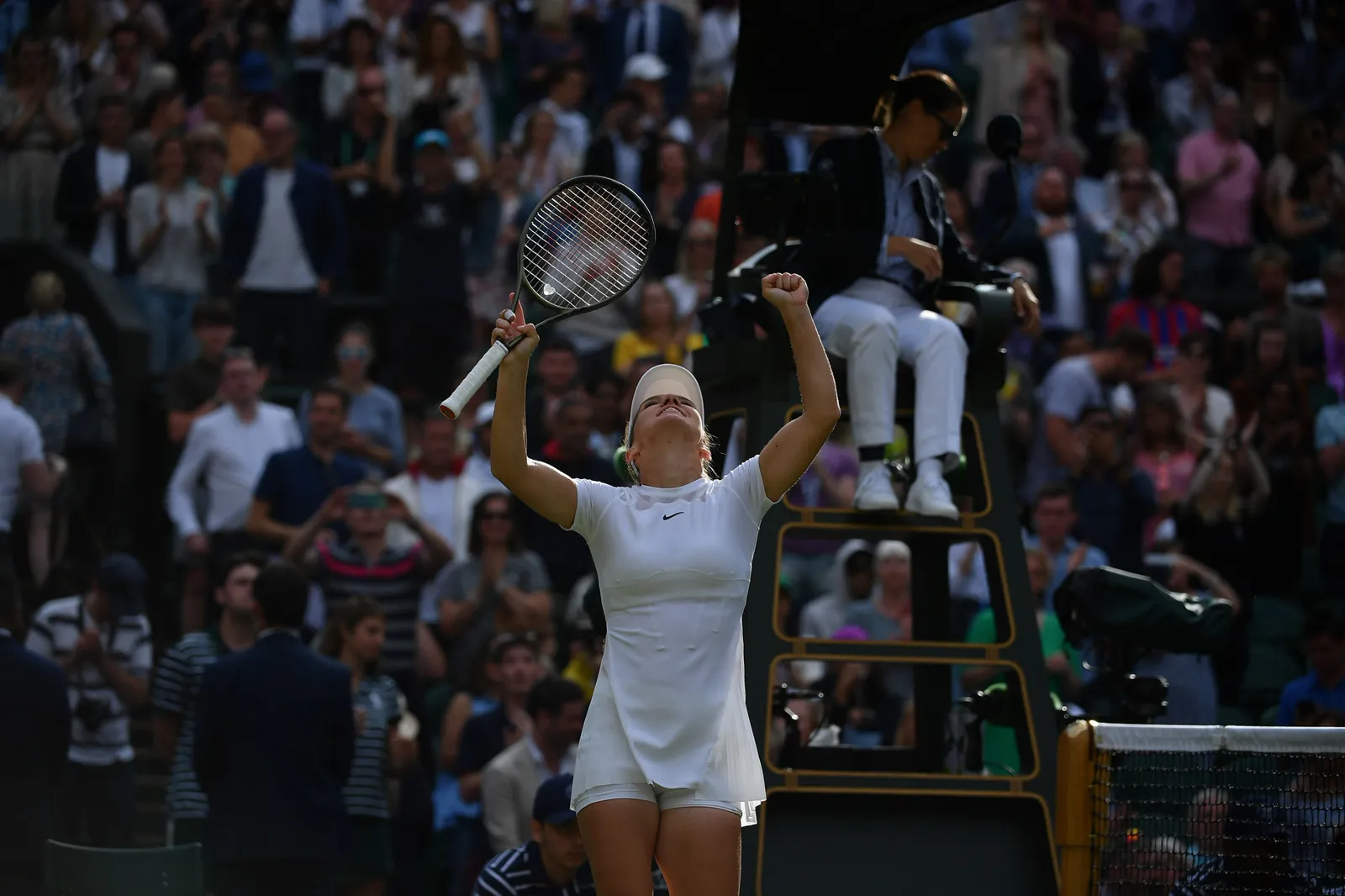 Simona Halep reißt vor dem Publikum jubelnd die Arme hoch