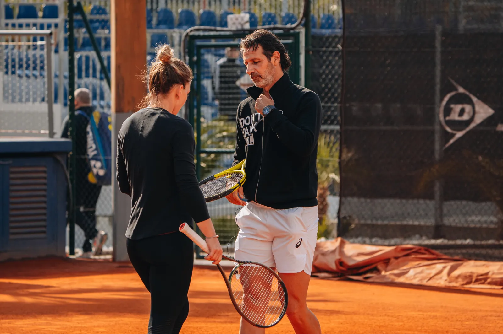 Simona Halep und Patrick Mouratoglou auf einem Sandplatz der Akademie