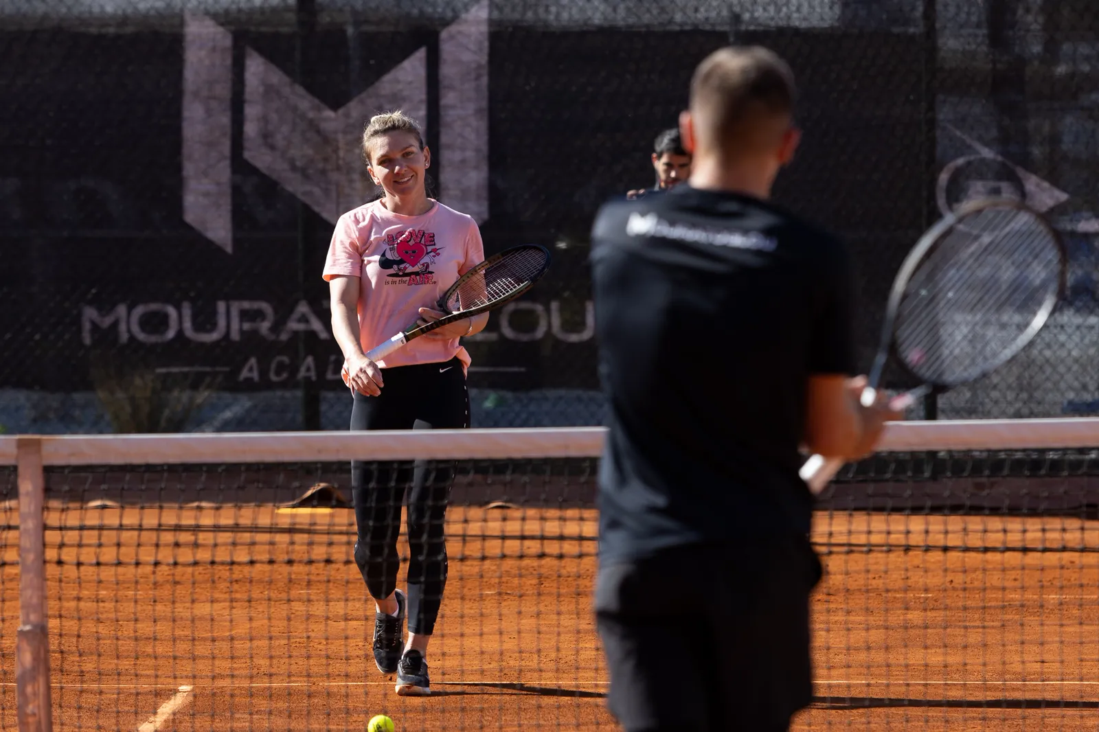 Simona Halep trainiert auf Sand an der Mouratoglou Academy