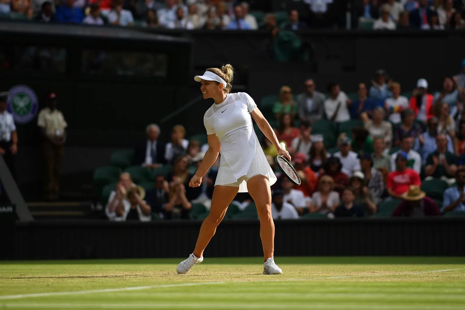 Simona Halep spielt eine Vorhand auf dem Rasen von Wimbledon