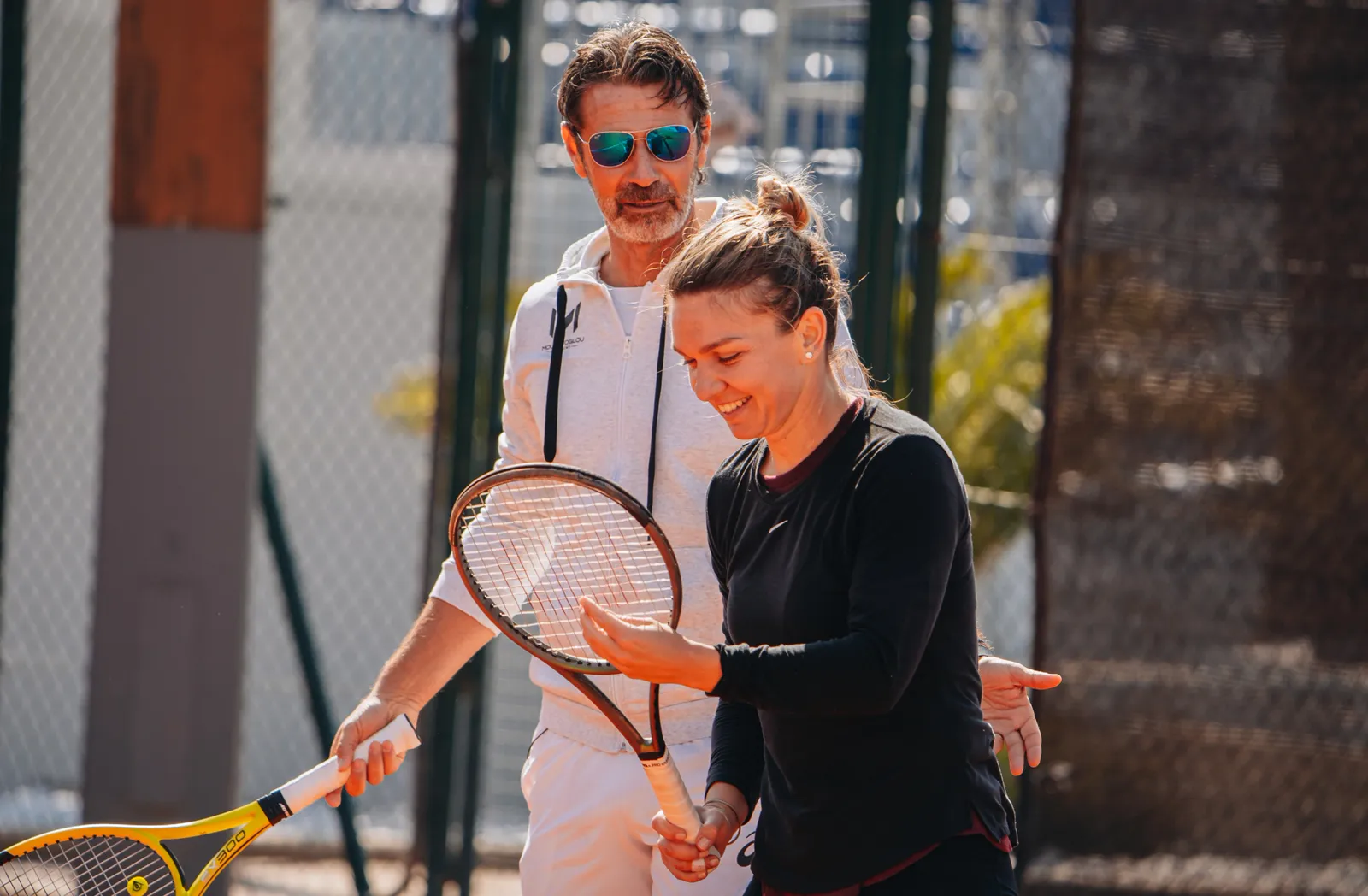 Patrick Mouratoglou im Gespräch mit Simona Halep auf einem Sandplatz