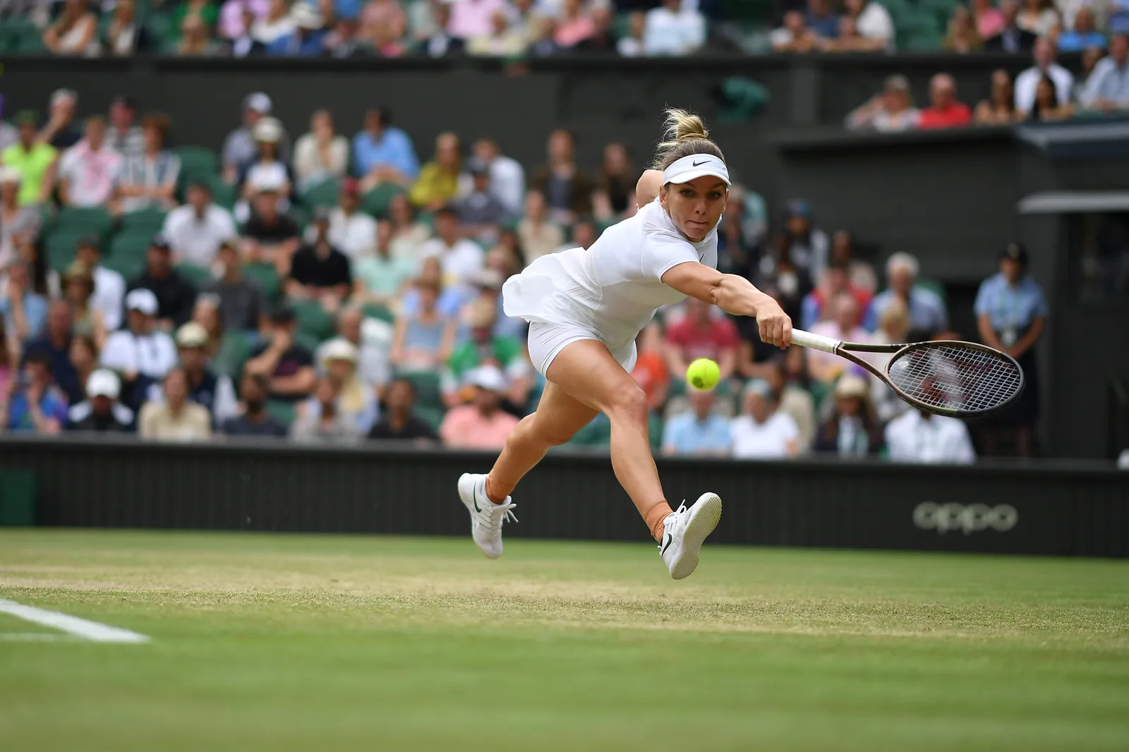 Simona Halep streckt sich auf dem Rasen von Wimbledon nach einer Vorhand