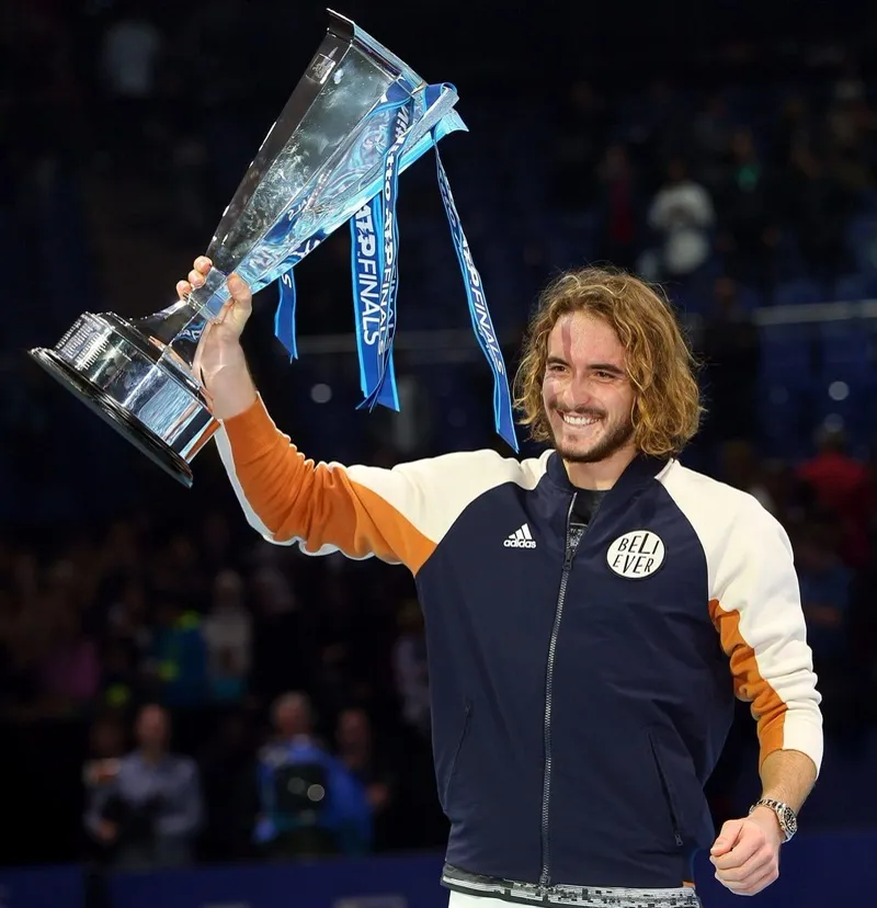 Stefanos Tsitsipas hält die Trophäe der ATP Finals