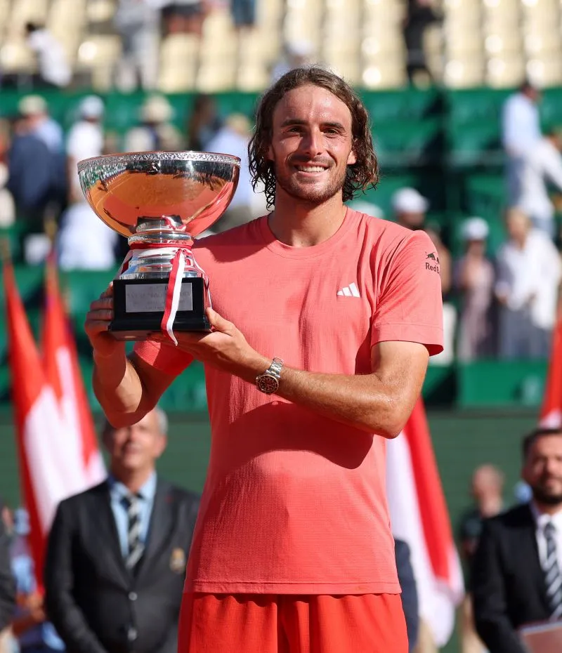 Stefanos Tsitsipas hält die Trophäe des Masters von Monte-Carlo