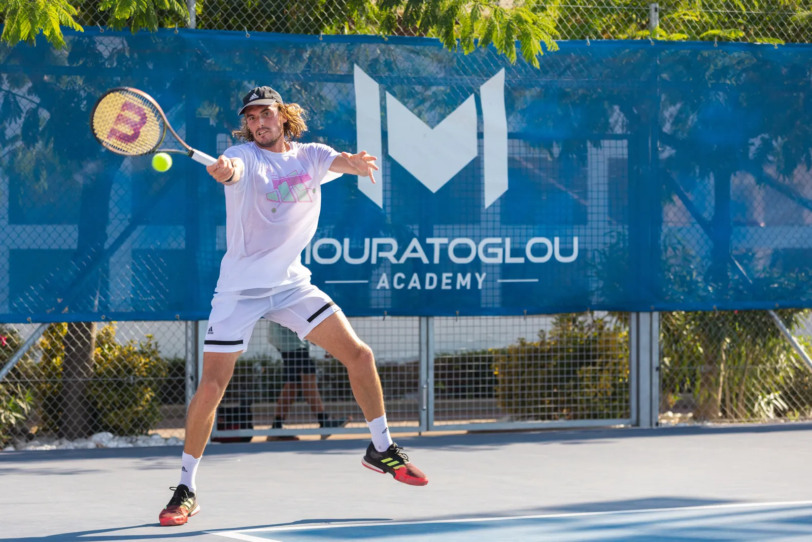 Stefanos Tsitsipas spielt eine Vorhand auf einem Hartplatz an der Mouratoglou Academy