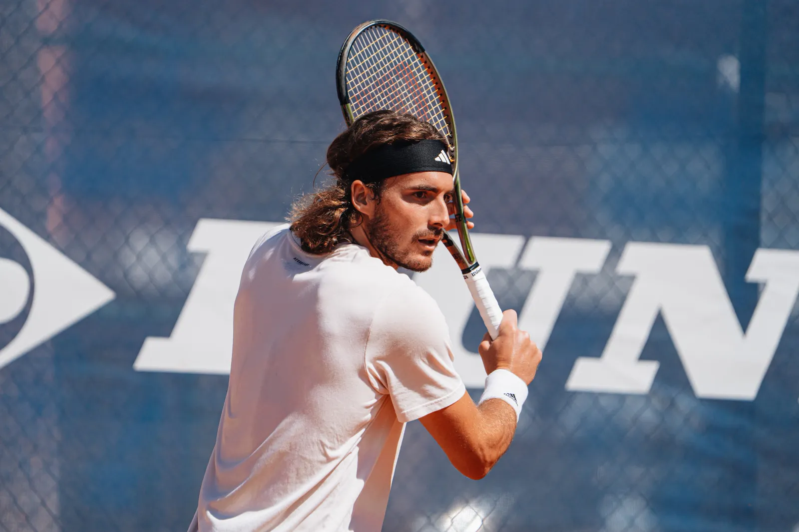 Stefanos Tsitsipas bereitet eine einhändige Rückhand vor
