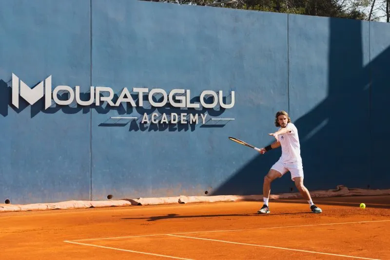 Stefanos Tsitsipas trainiert auf Sand an der Mouratoglou Academy
