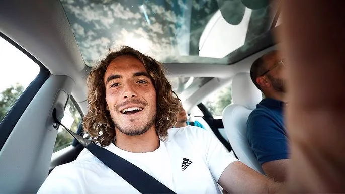 Stefanos Tsitsipas dreht einen Vlog im Auto