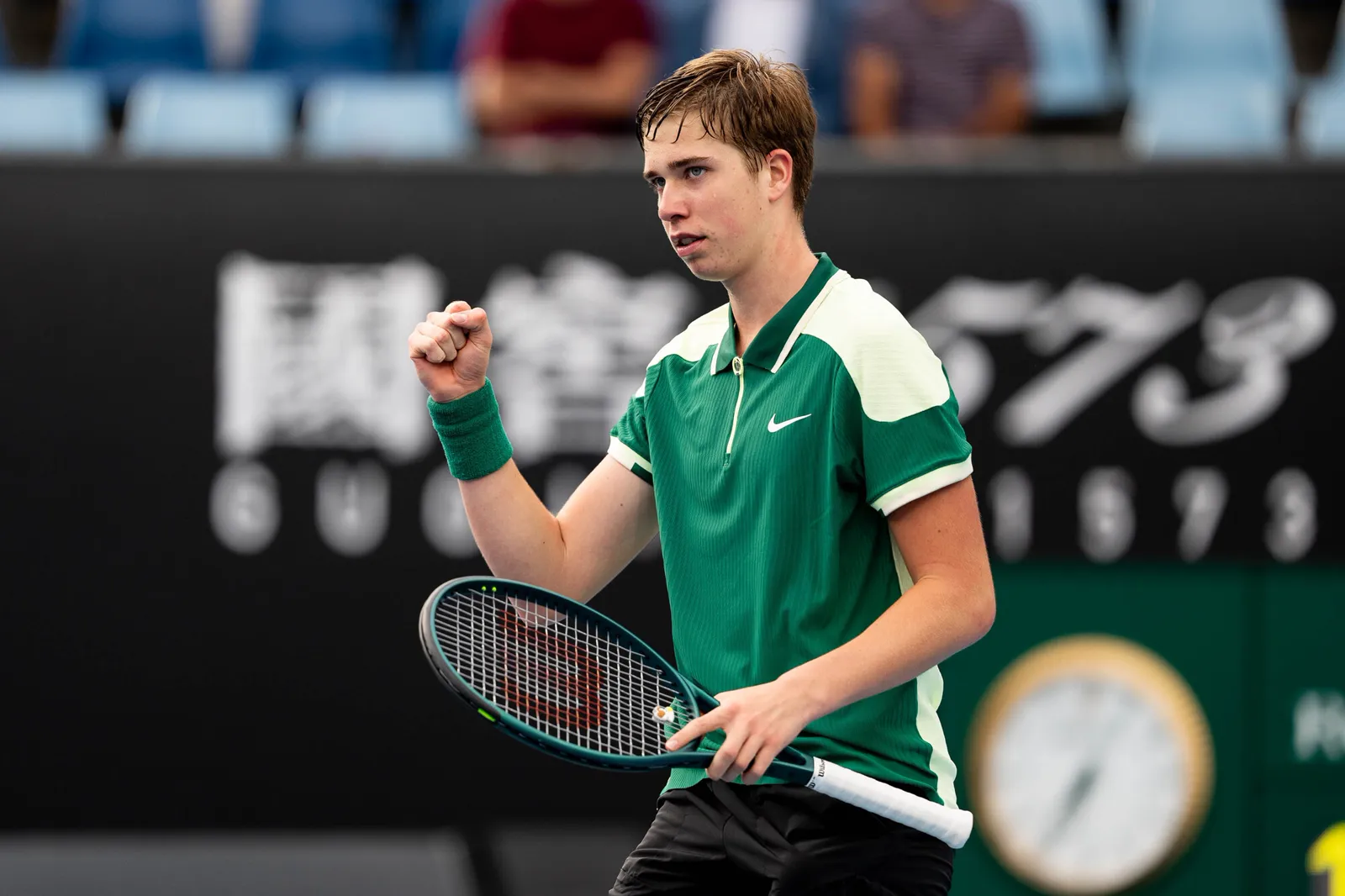 Thijs Boogaard clenching his fist on a hard court