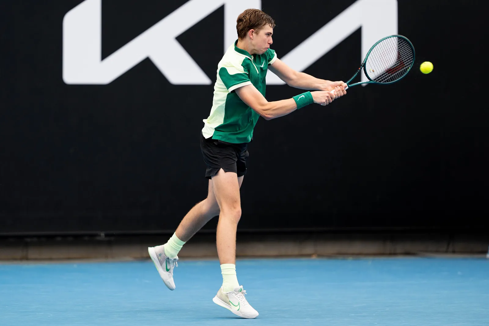 Thijs Boogaard hitting a backhand on a blue hard court