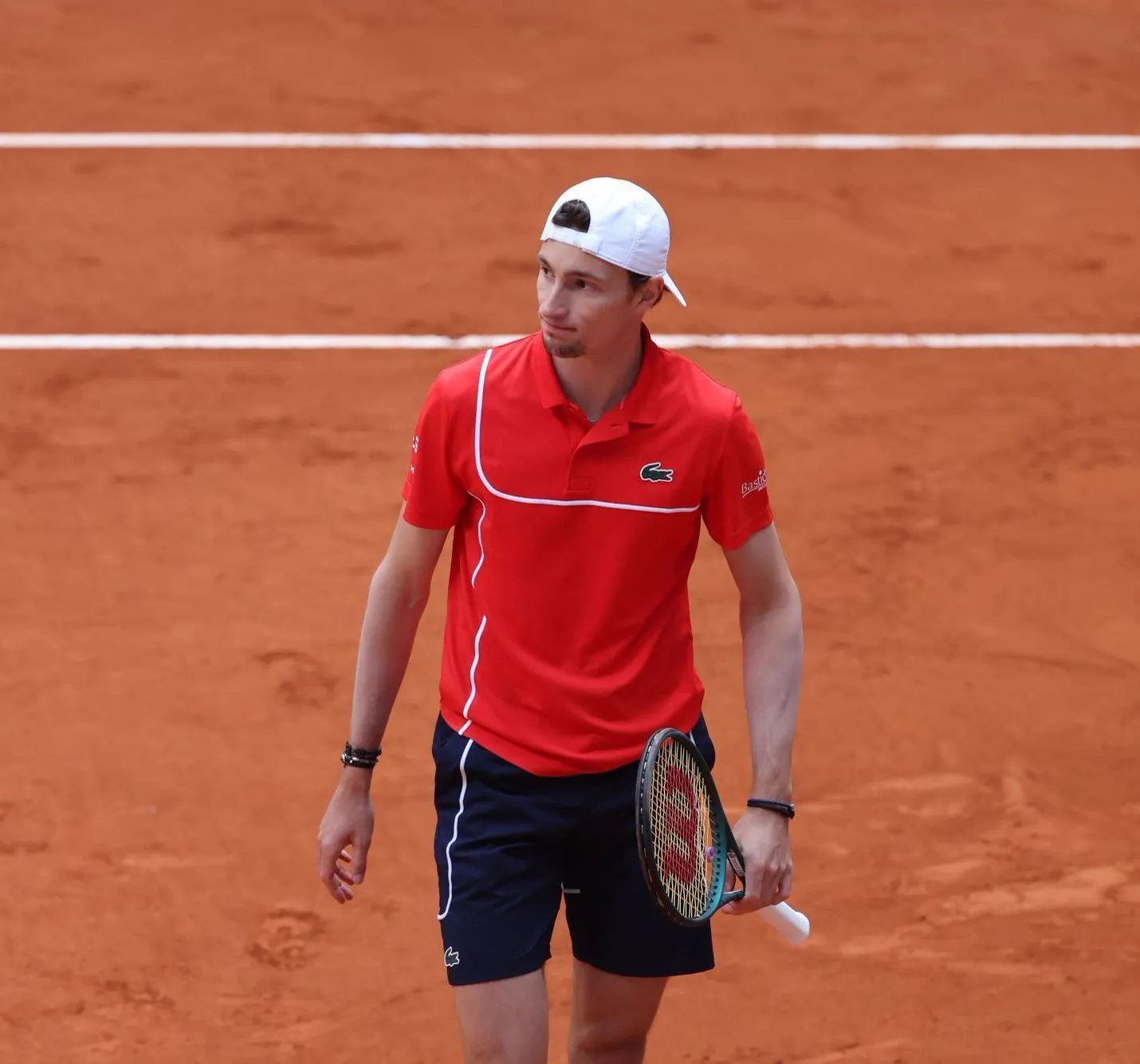 Ugo Humbert de pie en una pista de tierra batida