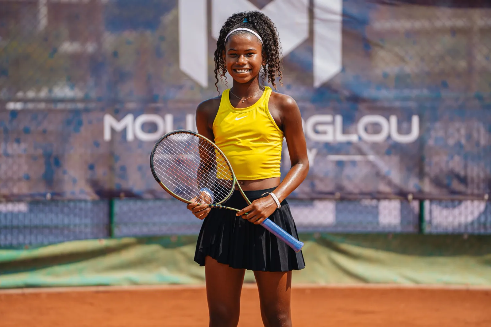 Victoria Barros sonriendo en una pista de tierra batida de la Mouratoglou Academy
