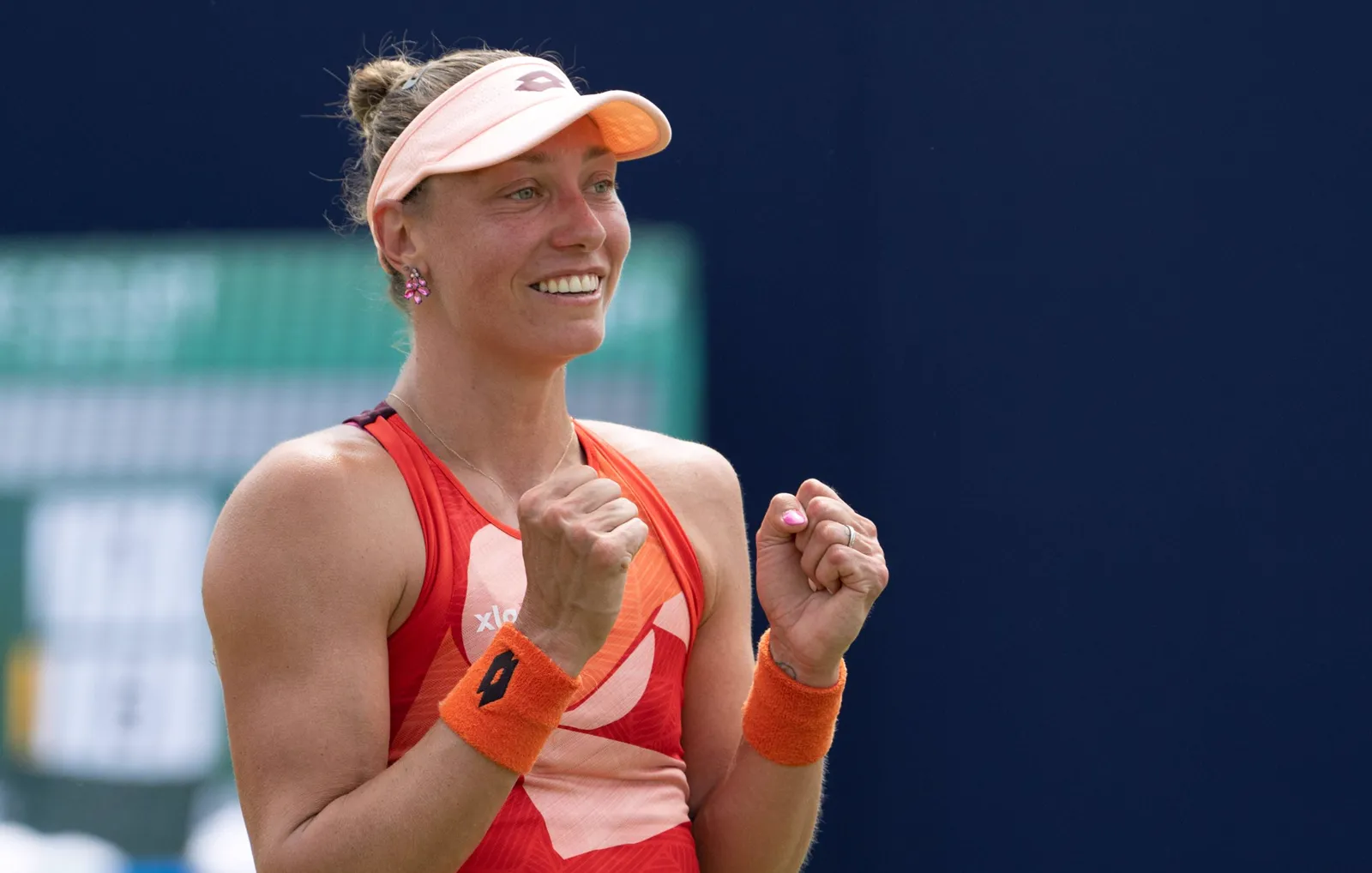 Yanina Wickmayer lächelt und ballt beide Fäuste