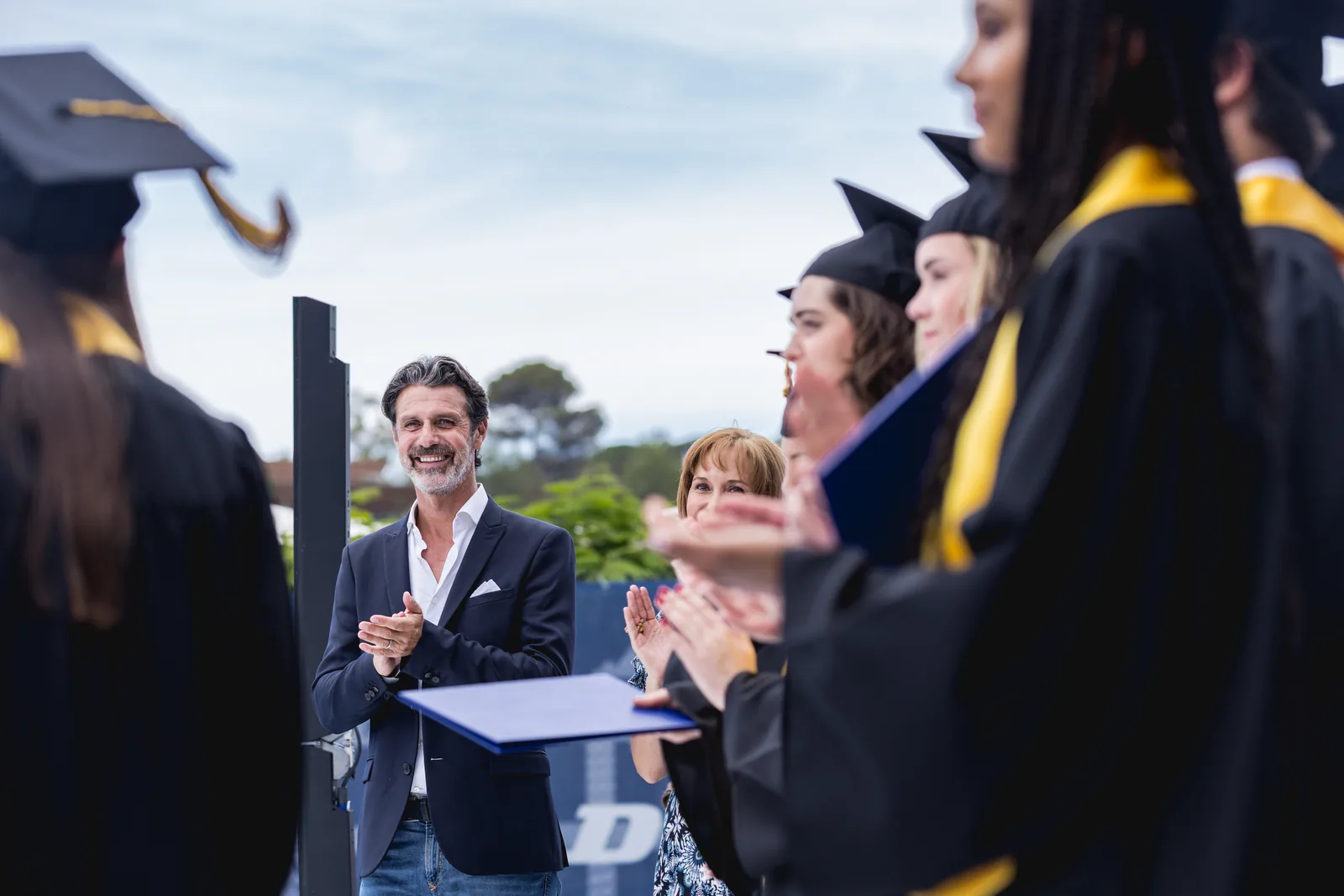 Patrick Mouratoglou félicitant les diplômés de l’école internationale