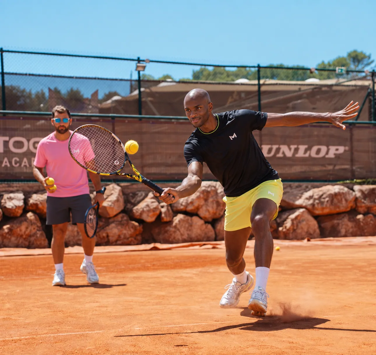 Erwachsener Spieler schlägt während eines Wettkampfcamps an der Mouratoglou Academy eine Vorhand auf Sand