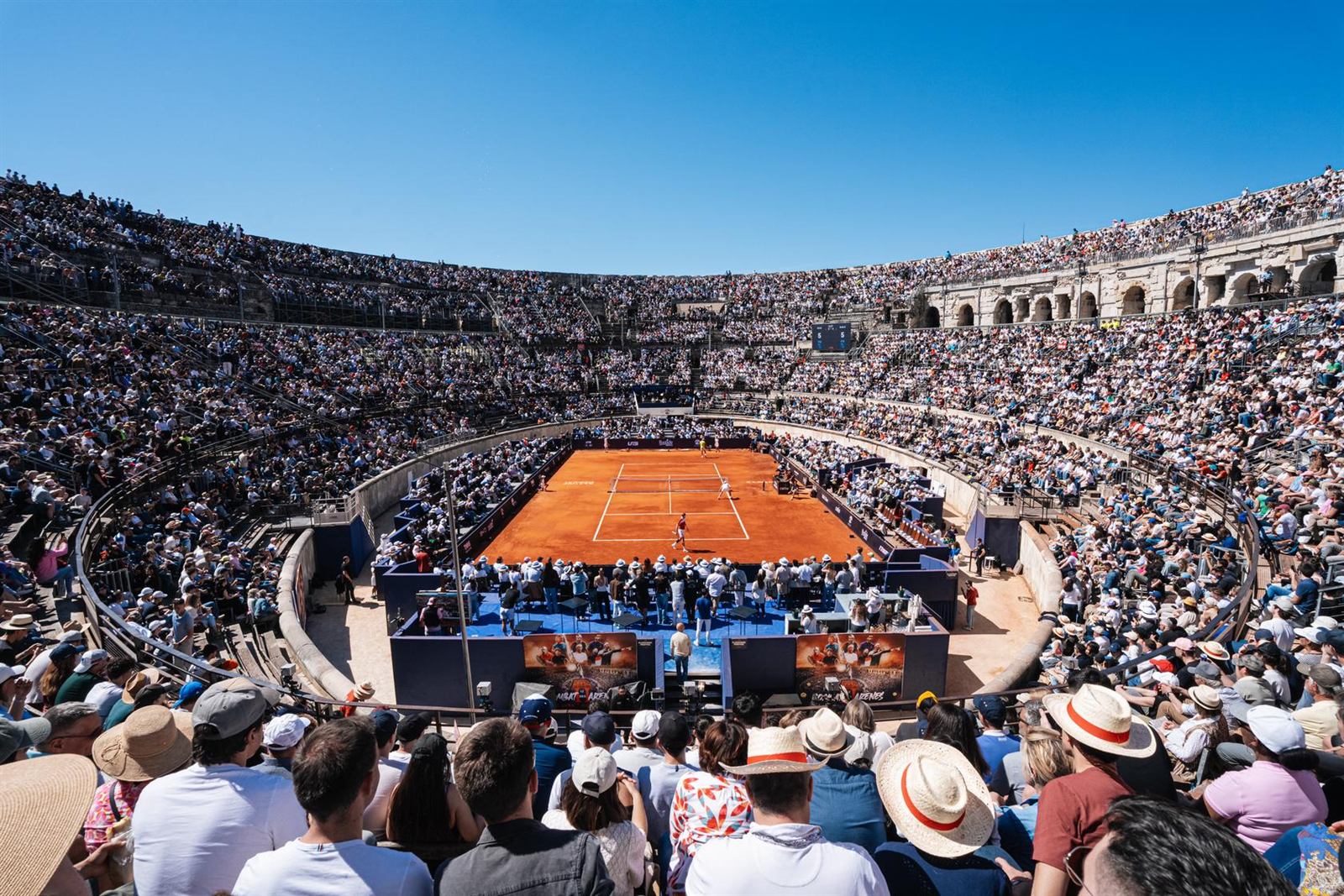 UTS en las Arenas de Nîmes, un anfiteatro romano lleno alrededor de una pista de tierra batida